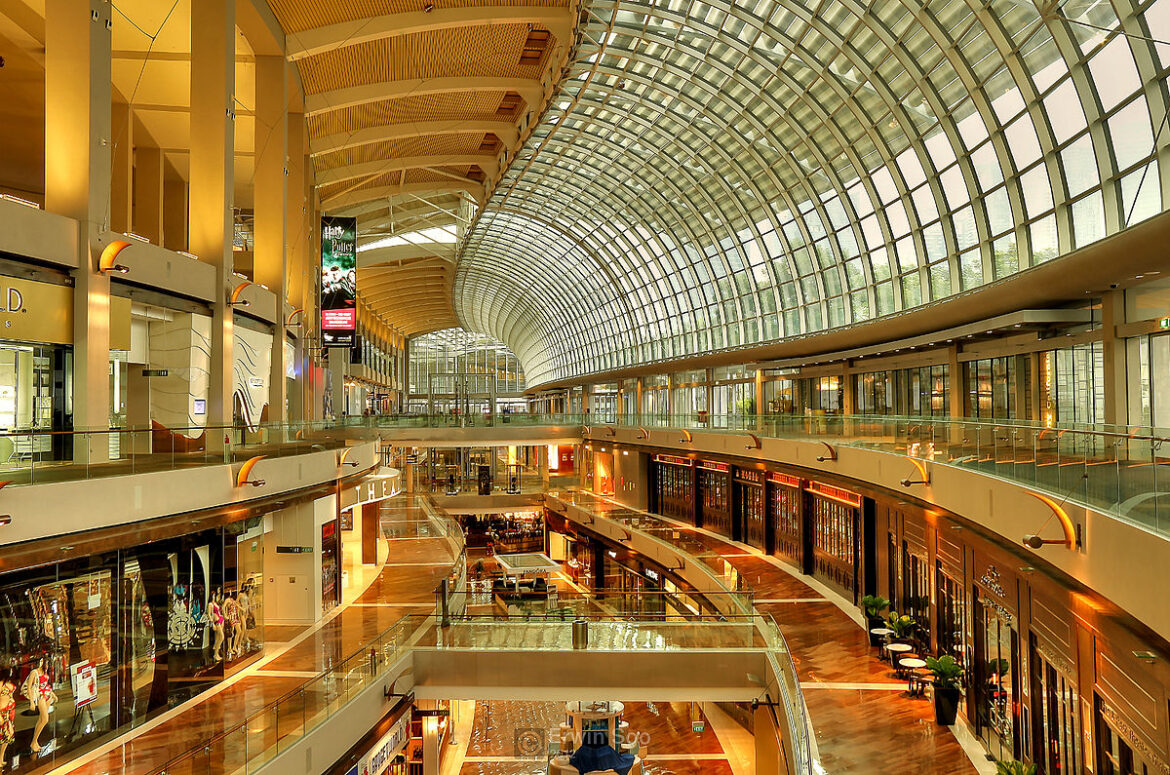 Exploring Marina Bay: Shopping, Dining, and Activities – A Day Out by the Water